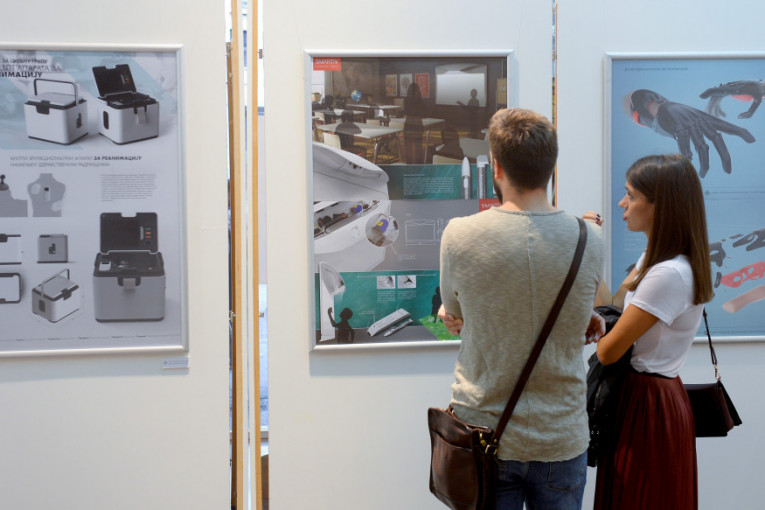 - Izložba sadrži hronološki poređane radove studenat u zavismnosti od toga koju godinu fakulteta pohađaju. Projekti obuhvataju različite tematske oblasti dizajna proizvoda, počevši od analize forme, ergonomije, strukture i funkcionalnosti upotrebnih predmeta - kazao je Zagorac.