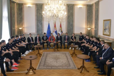 VUČIĆ OSVAJAČIMA MEDALJA: Obradovali ste srpski narod