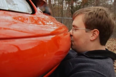 (VIDEO) PRAVA VEZA, REDOVAN SEKS: Već 6 godina u ljubavi sa svojim automobilom!