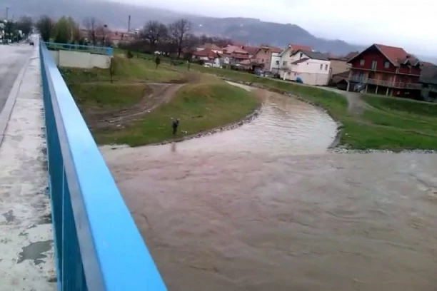 MUŠKARAC SKOČIO U NIŠAVU: Službe na terenu, potraga u toku