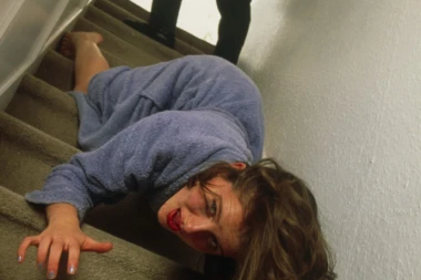 Detalji krvave drame kod Kladova: Žena uprkos ranama koje joj je suprug naneo uspela da pobegne, lekari se bore za njen život!