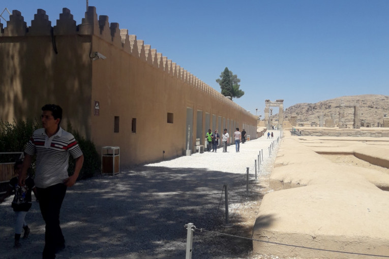 Drevni iranski grad Širaz ima dva miliona stanovnika i drugačiji je od bučnog Teherana