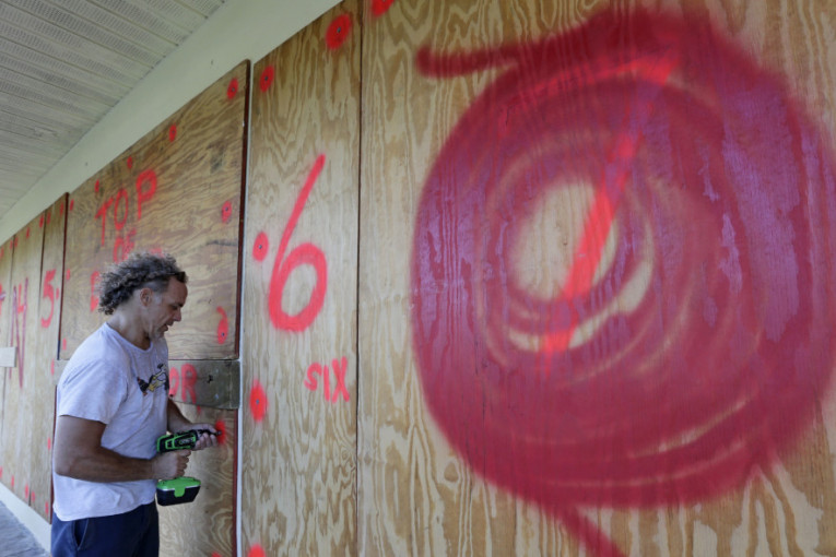 Uragan je na susedno ostrvo Antigvu doneo obilne kiše i snažne vetrove koji u vazduh dižu i razvejavaju šut, dok su ljudi okupljeni u domovima i vladinim skloništima.