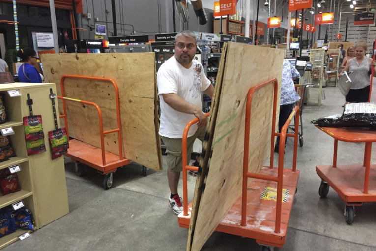 Zvaničnici su u saopštenju upozorili stanovništvo da se skloni od "uništenja" koje donosi Irma, preneo je AP.