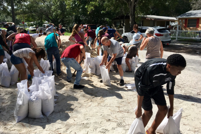 Ranije je američki Nacionalni centar za uragane (NHC) objavio da je uragan Irma sve bliži ostrvima Livord u Karipskom moru, a tokom današsnjeg dana ova oluja kategorije 5 trebalo bi da pređe i preko drugih karipskih ostrva.
