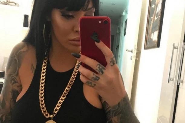 (FOTO) SKANDALOZNO! Dečko poznate pevačice nudio S*KS Anđeli Veštici!