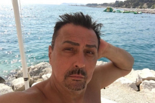 (FOTO) ZAPALILA DRUŠTVENE MREŽE! Objavljena KEBINA fotografija iz mladosti: Ništa spa centri i tetovirane obrve!