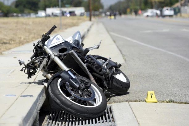 STRAVIČNA NESREĆA U NIŠU: Motociklista nastradao u sudaru sa automobilom!