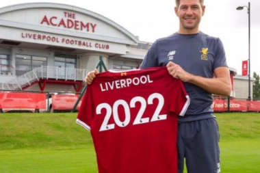 Stivi Dži na klupi Liverpulovih klinaca