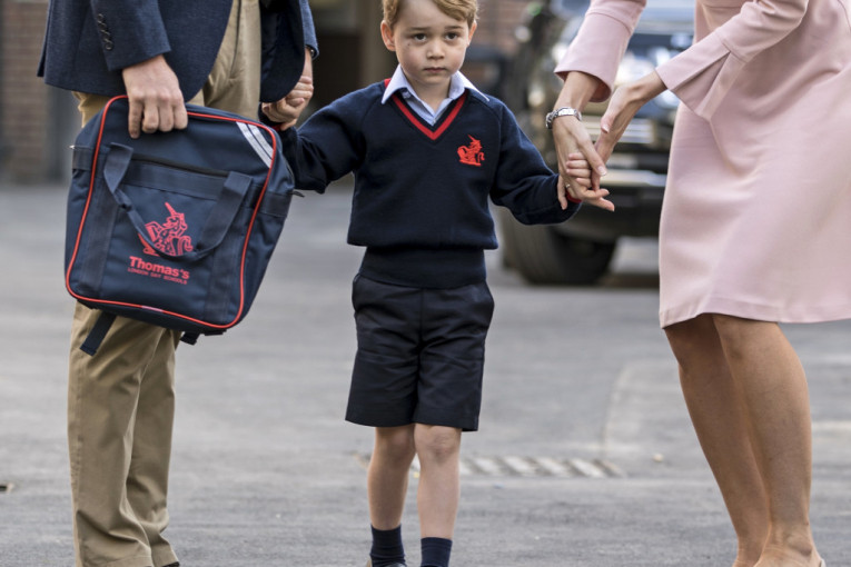 Sin princa Vilijama i Kejt Midlton, princ Džordž, krenuo je danas u školu, ali ga majka nije ispratila jer ima jake jutarnje mučnine u trećoj trudnoći.