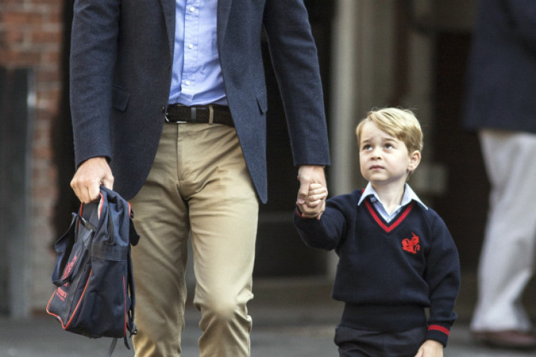 Oca i sina sačekala je direktorka škole Helen Haslem, koja je mladog DŽordža upoznala sa drugom decom.