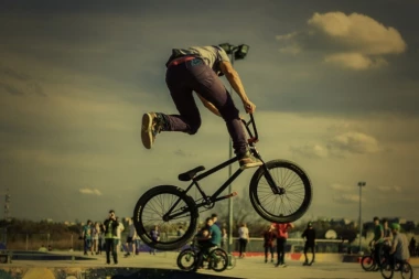 (VIDEO) Biciklista u Novom Sadu zamalo poginuo zbog bahate vožnje