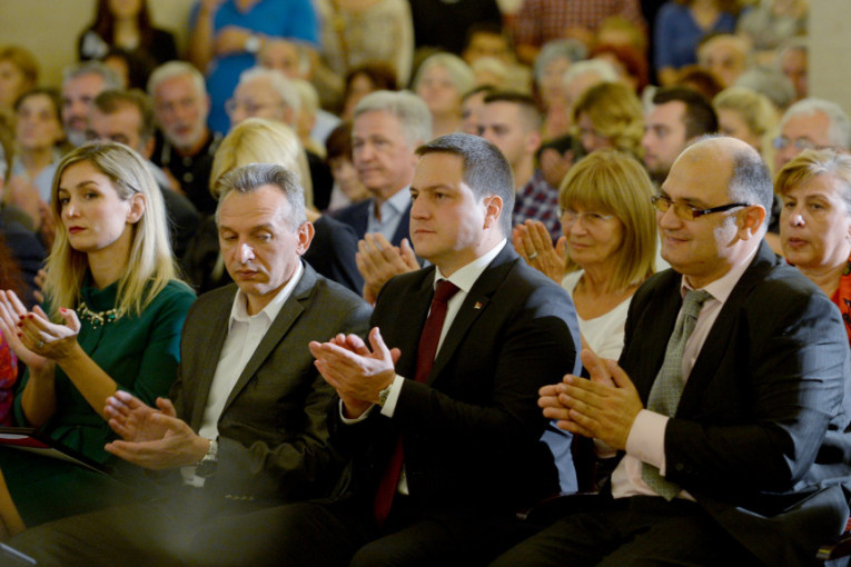 Ministar drzavne uprave i lokalne samouprave Branko Ruzic i profesor doktor Mihajlo Rabrenovic