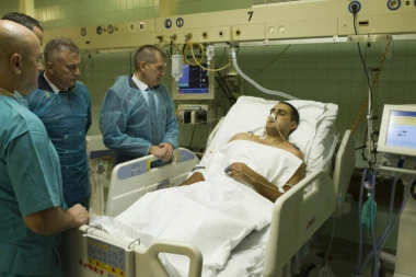 (FOTO) Ranjeni policajac u stabilnom stanju, posetio ga Rebić!