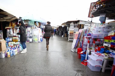 Da li kućnu hemiju, kafu i slatkiše kupujete na pijaci? Evo zašto to ne bi trebalo da praktikujete