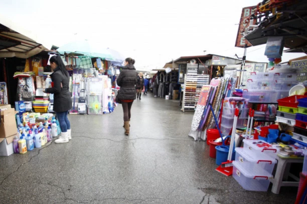 Da li kućnu hemiju, kafu i slatkiše kupujete na pijaci? Evo zašto to ne bi trebalo da praktikujete