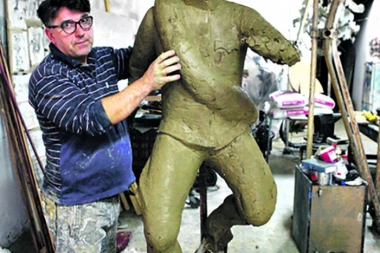 Solunac sa šajkačom stao uz rame Košarcu