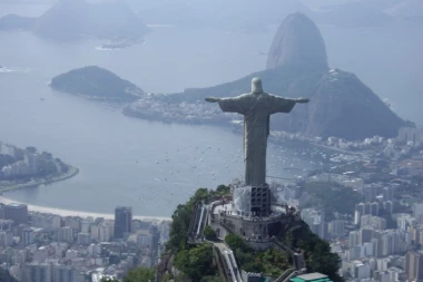 TURISTI HRLE U RIO: Kamen ih guta, oni oduševljeni