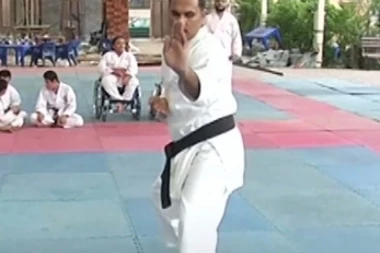 (VIDEO) KAPA DOLE: Slep, a uspešan karatista!