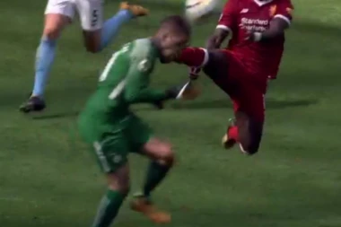 (VIDEO) PREKRŠAJ ZA ZATVOR: Mane nokautirao golmana Sitija!