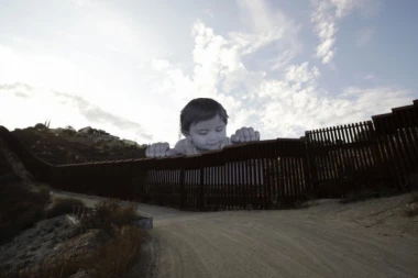 Ovaj dečak tera da se DOBRO ZAMISLIMO!