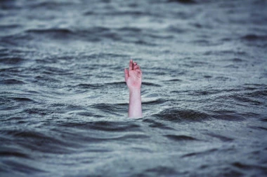 TRAGEDIJA U ALEKSINCU: Tinejdžer se udavio tokom kupanja u jezeru!