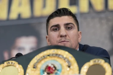 (VIDEO) NOVOPAZARAC NIJE IZDRŽAO: Usik nokautirao Marka Huka u 10. rundi!