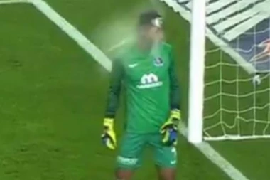 (VIDEO) HAOS U TURSKOJ: Huligani Fenerbahčea pogodili protivničkog golmana flašom u glavu!