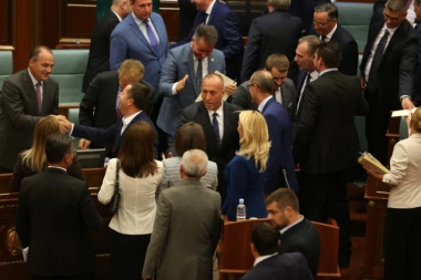 NAPETO NA KOSOVU: Prekinuta sednica, opoziciji SMETA UTICAJ BEOGRADA!