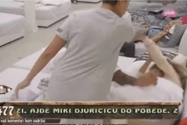 (VIDEO) MACA MINI POMENULA ŠAKA, PA DOBILA ŠAMAR!