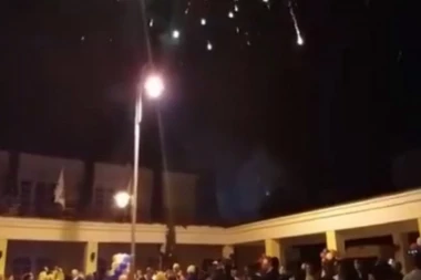 SLAVLJE PRERASLO U KATASTROFU: Naprednjaci vatrometom spalili šumu!