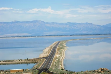 Neobično slano jezero koje menja oblik i boje