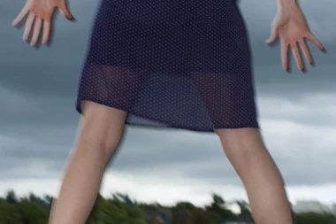 DRAMA na Novom Beogradu: Žena pokušala da SKOČI SA ZGRADE