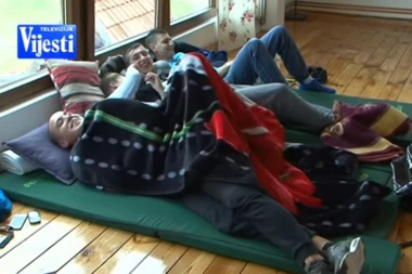 (VIDEO) TAKMIČENJE NERADNIKA: Crnogorci leže za 200€!