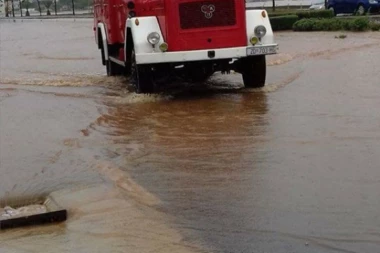 (VIDEO) DRAMA U ZADRU: Vatrogasci se popeli na krov vozila zvog poplave!