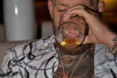 (FOTO) MEKGREGOR izgubio borbu veka, ALI SE IPAK BAHATI NA IBICI!