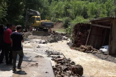 (VIDEO) "Mini uragan" zakačio i Srbiju:  U Prokuplju padalo drveće, u Novom Pazaru veliki grad