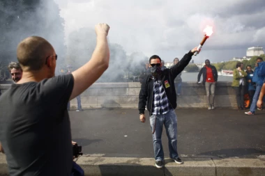 (VIDEO) HAOS U PARIZU: Lete kamenice, dimne bombe, nasilje na sve strane!