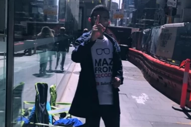 (VIDEO) "KAMPUJE" VEĆ 10 DANA: Prvi je u redu za Ajfon - ne da svoje mesto ni za 50.000 dolara!