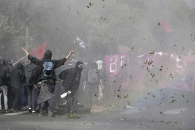 Dim i nasilje preplavili Pariz