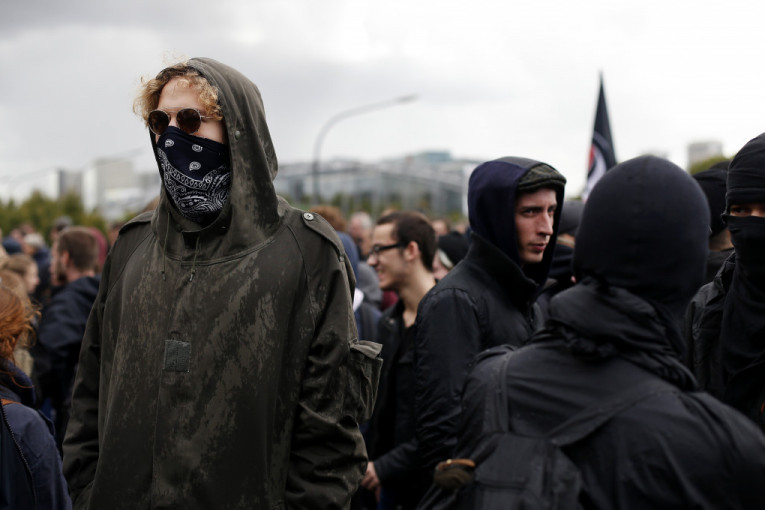 Protesti protiv reformi zakona o radu koje je planirao da unese Emanuel Makron u Francuskoj divljaju! Na ulicama je totalni haos, vidi se dim, a demonstranti bacaju kamenice i dimne bombe na policiju.