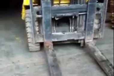 (VIDEO) ZNA ZNANJE: Viljuškarom ubacuje kovanicu u flašu