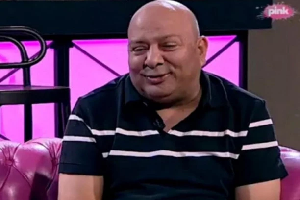 (FOTO) ISPLIVALA DUGO SKRIVANA AFERA KOJA JE ŠOKIRALA JAVNOST: Džej Ramadanovski godinama delio ljubavnicu sa najpoznatijim folk pevačem ikada, OTKRIVENI SVI DETALJI?!