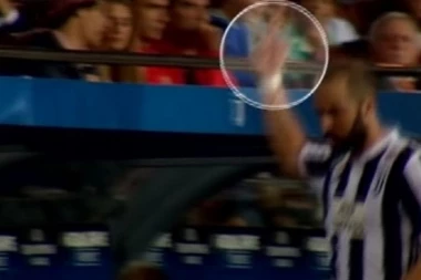 (VIDEO) SRAMNI ISPAD: Iguain pokazao srednji prst navijačima Barselone