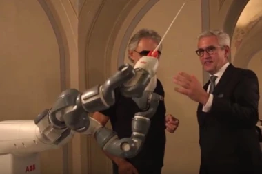 (VIDEO) Robot dirigovao Bočelijevom orkestru
