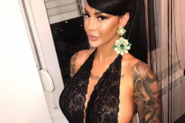 (VIDEO 18+) Anđela Veštica šokirala celu naciju: Skinula pantalone usred prodavnice i pokazala skroz golo du*e!