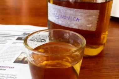 KUĆA ČASTI: Konobar sipao gostima deterdžent umesto rakije!