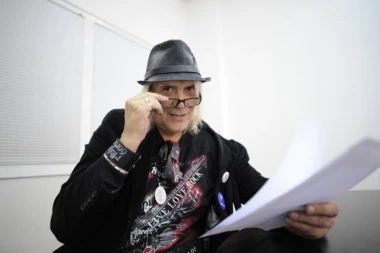 (FOTO) NE VOLI DA JE FOTOGRAFIŠU SA NJIM: Ovako izgleda supruga Bore Đorđevića!