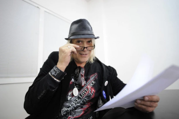 (FOTO) NE VOLI DA JE FOTOGRAFIŠU SA NJIM: Ovako izgleda supruga Bore Đorđevića!