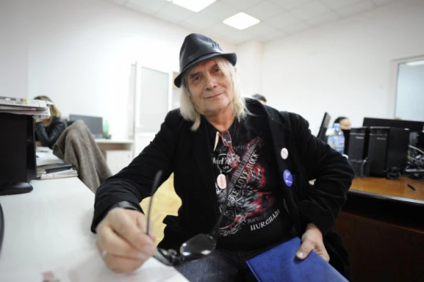 I NA TARABI PIŠE, PA SE ZALETIŠ I POLOMIŠ: Oglasio se Bora Čorba NAKON ŠTO JE HOSPITALIZOVAN I OTKRIO U KAKVOM JE STANJU!